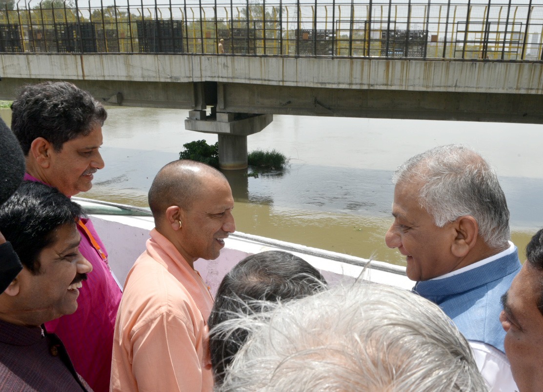मुख्यमंत्री योगी आदित्यनाथ ने शनिवार को गाजियाबाद में चल रहीं विभिन्न परियोजनाओं का निरीक्षण किया। उन्होंने सबसे पहले जनप्रतिनिधियों और पार्टी पदाधिकारियों के साथ बैठक की। उसके बाद पीएम आवास योजना,हिंडन नदी का निर्माणाधीन पुल और 41वीं वाहिनी पीएसी में बनाई जा रही 12 मंजिला बैरक का निरीक्षण किया।