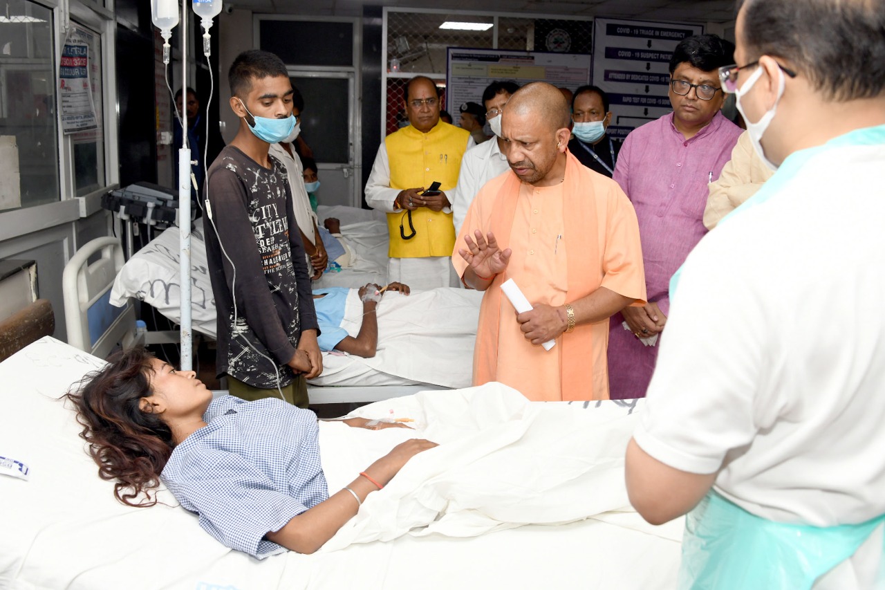 CM reached Kanpur to know the condition of those injured in road accident