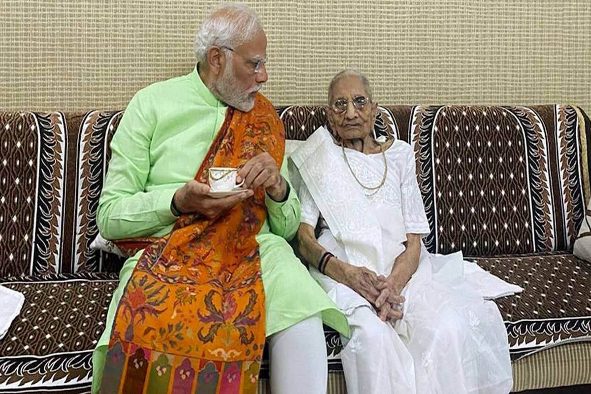 pm_modi_with his mother