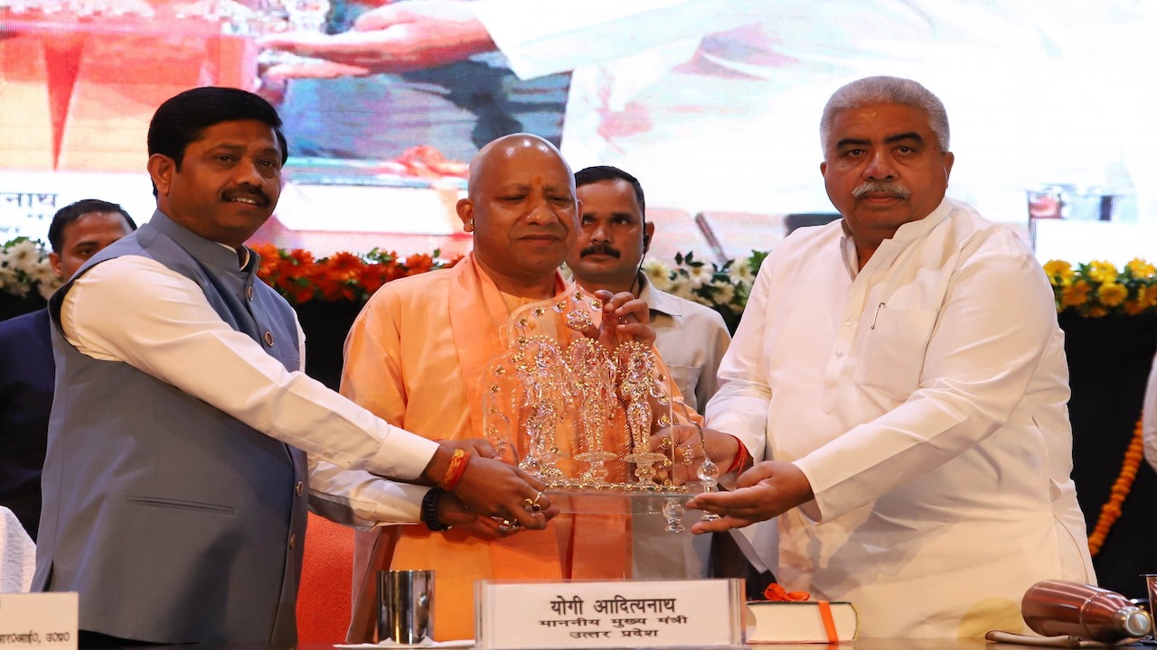 CM Yogi addressed program under Santakbir State Handloom Award and Vishwakarma Shram Samman Yojana
