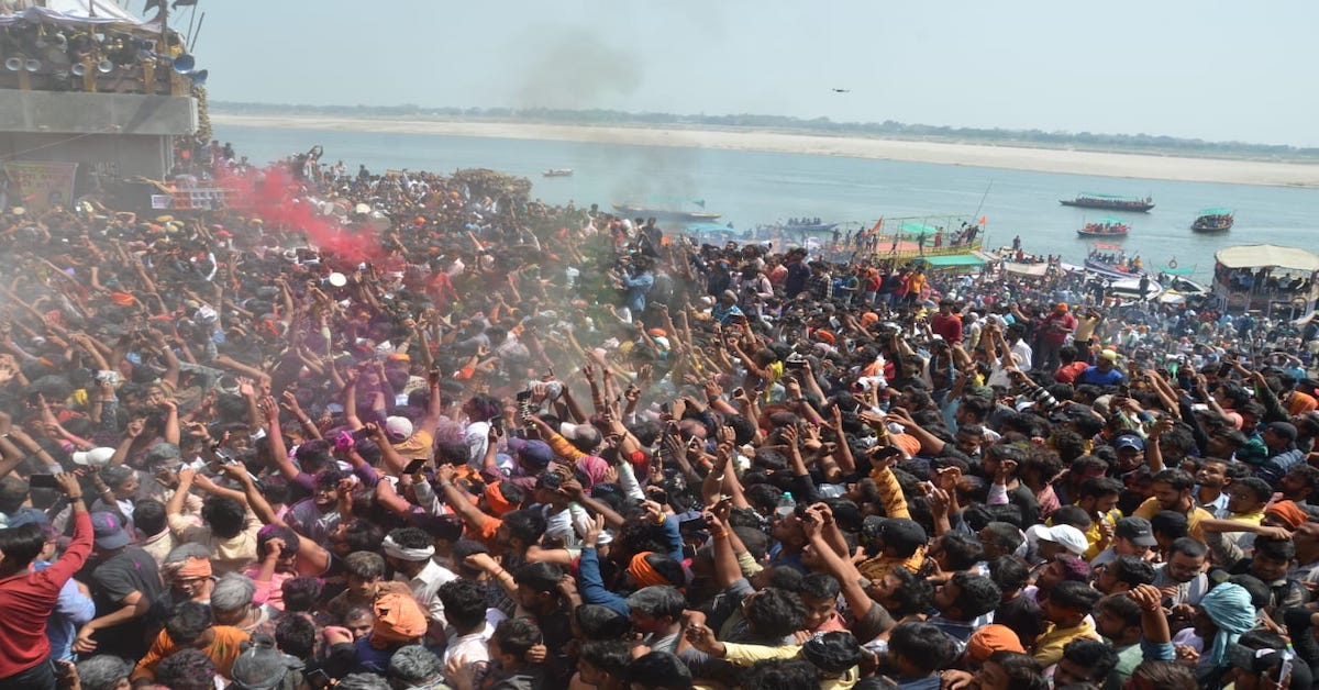 वाराणसी : शिव भक्तों ने खेली चिता भस्म की होली