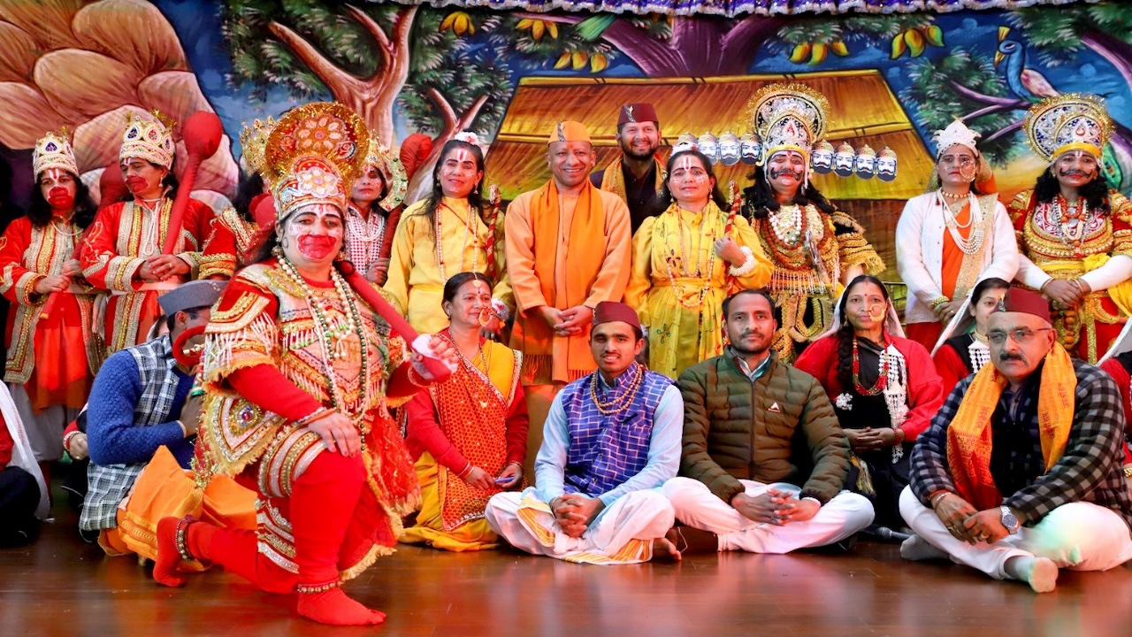 CM yogi with ramayan artists